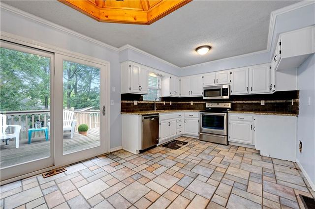 2400 NE Dale Hunter Drive, Lee's Summit, MO 64086