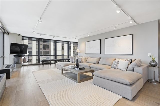 910 N Lake Shore Drive 2820, Chicago, IL 60611