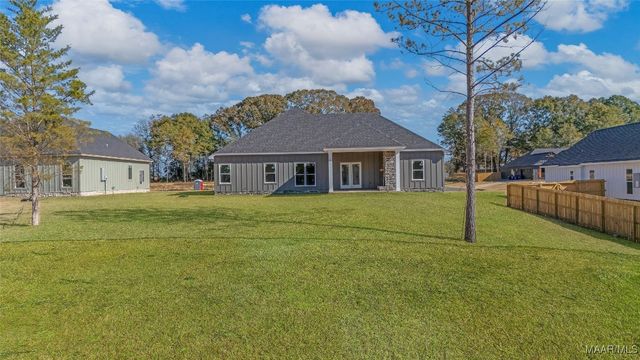 17 Lorie Lee Loop, Deatsville, AL 36022