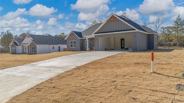 17 Lorie Lee Loop, Deatsville, AL 36022