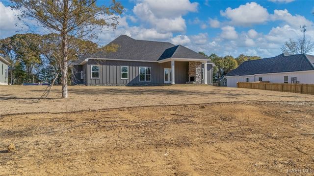 17 Lorie Lee Loop, Deatsville, AL 36022