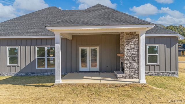 17 Lorie Lee Loop, Deatsville, AL 36022