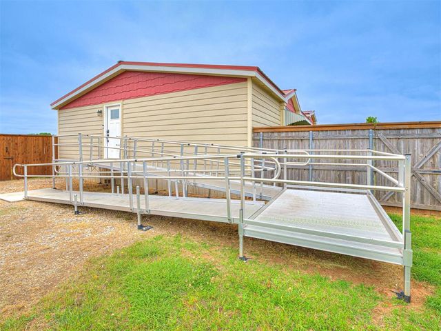 8911 N Hope Lane, Yukon, OK 73099
