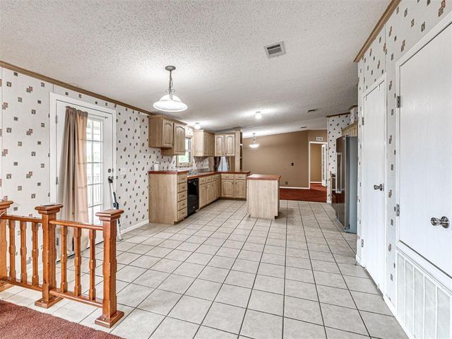 8911 N Hope Lane, Yukon, OK 73099