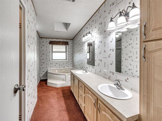 8911 N Hope Lane, Yukon, OK 73099