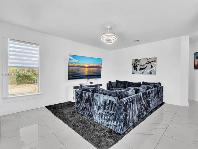 18442 NW 12th St, Pembroke Pines, FL 33029