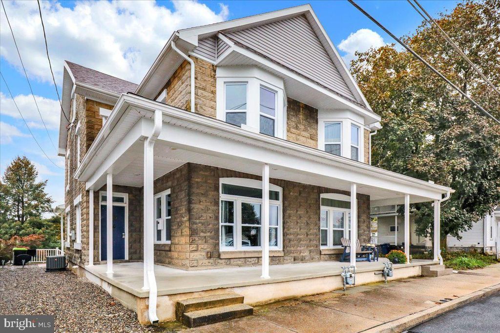 16 E CARPENTER AVE, Myerstown, PA 17067