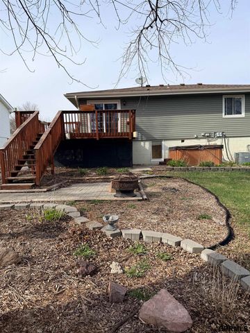705 E 4th Street, Hickman, NE 68372