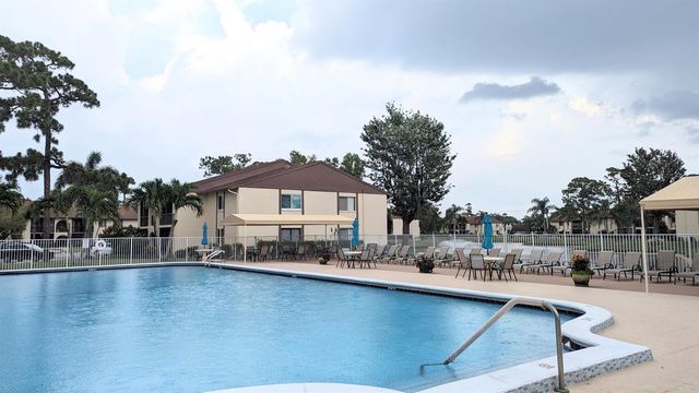 319 Knotty Pine Circle C-1, Greenacres, FL 33463