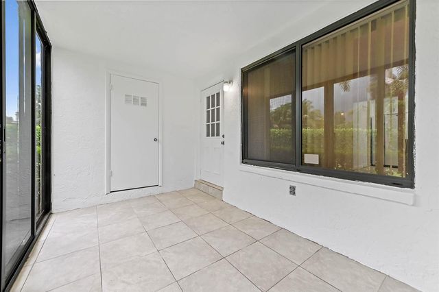 319 Knotty Pine Circle C-1, Greenacres, FL 33463