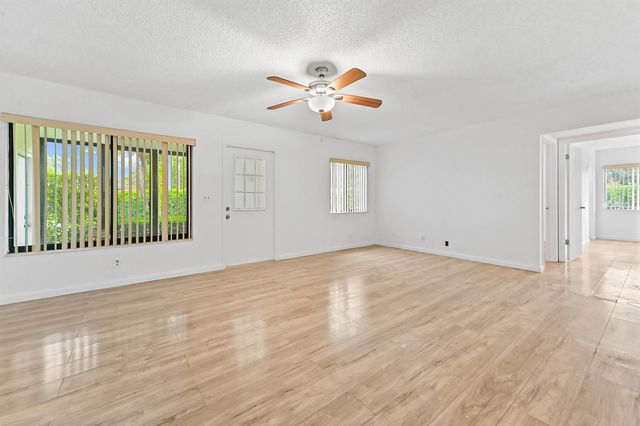 319 Knotty Pine Circle C-1, Greenacres, FL 33463