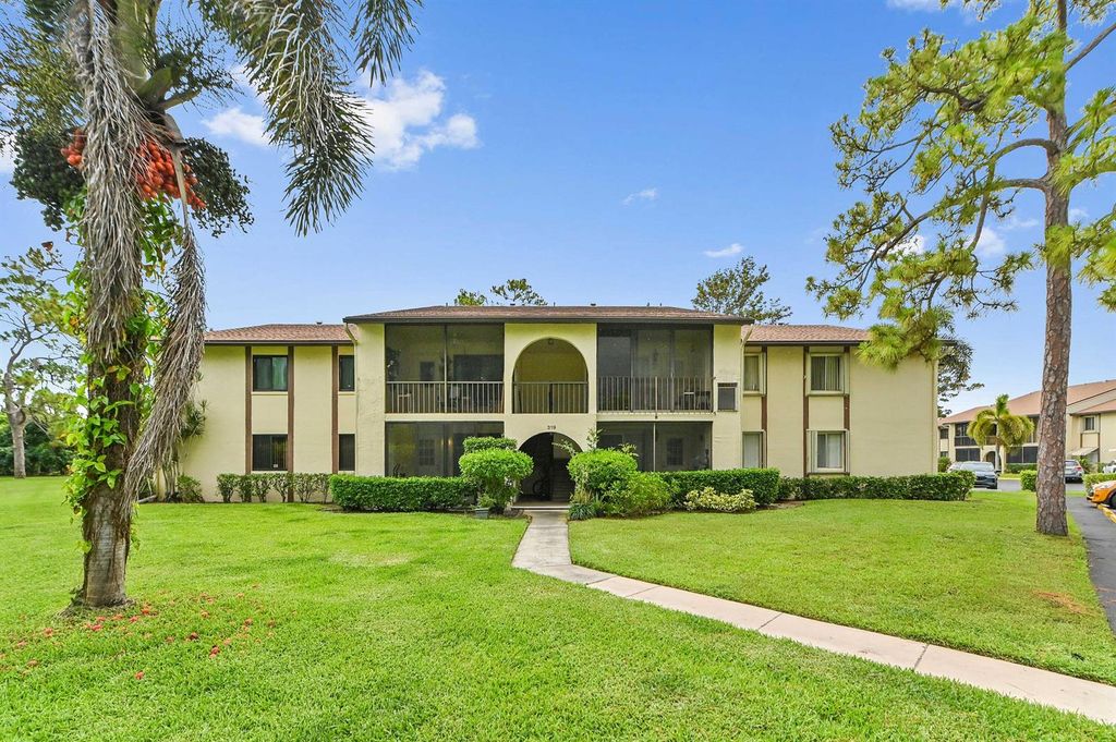 319 Knotty Pine Circle C-1, Greenacres, FL 33463