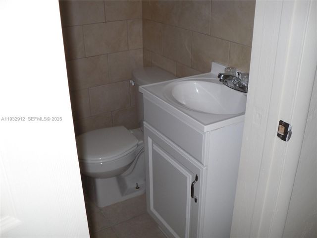 1675 NE 150th St 3, Miami, FL 33181