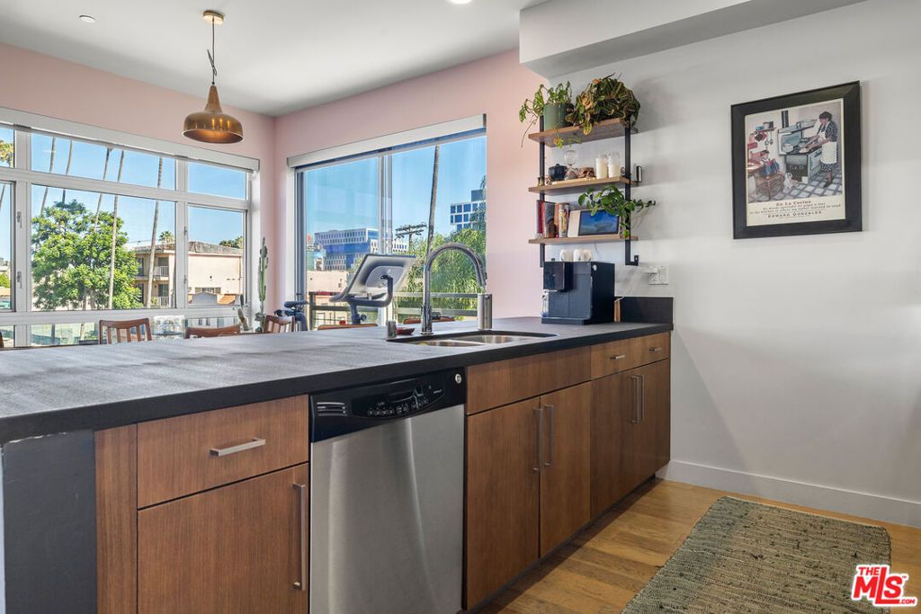 Image 10 of property listing at 6001 Carlton Way 311, Los Angeles, CA 90028