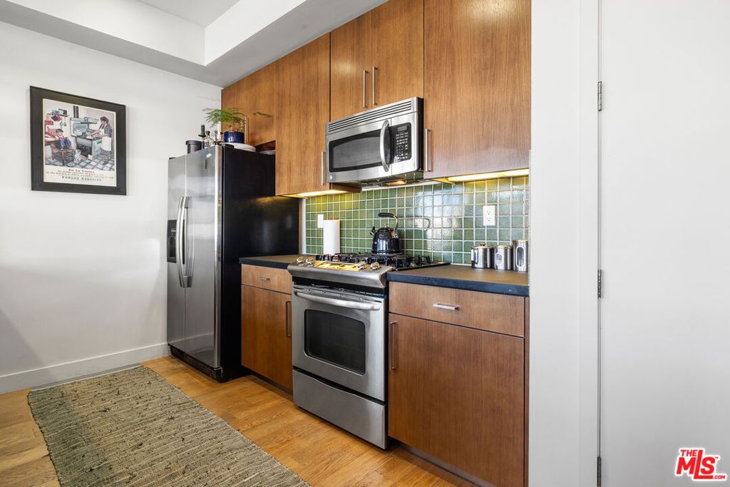 Image 11 of property listing at 6001 Carlton Way 311, Los Angeles, CA 90028