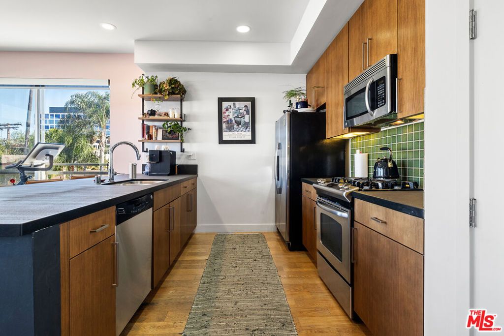 Image 12 of property listing at 6001 Carlton Way 311, Los Angeles, CA 90028