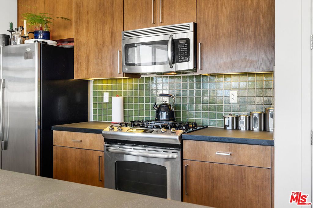 Image 13 of property listing at 6001 Carlton Way 311, Los Angeles, CA 90028