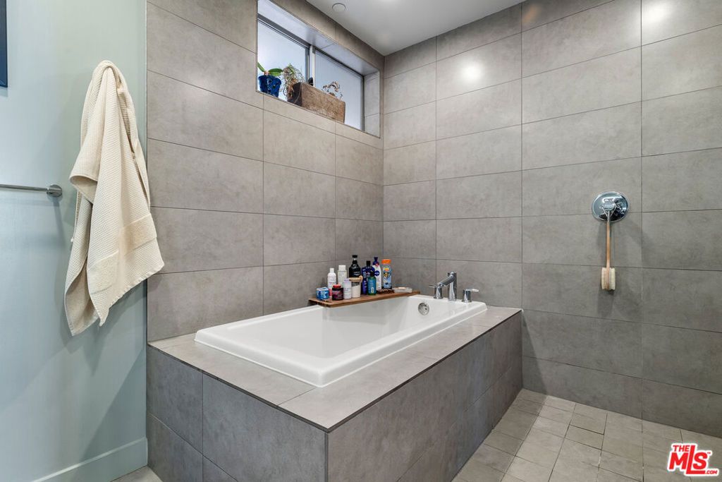 Image 18 of property listing at 6001 Carlton Way 311, Los Angeles, CA 90028