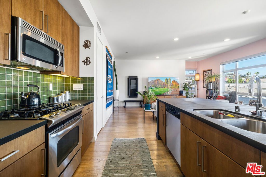 Image 24 of property listing at 6001 Carlton Way 311, Los Angeles, CA 90028