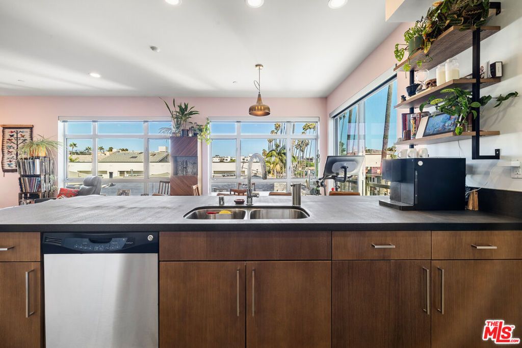 Image 25 of property listing at 6001 Carlton Way 311, Los Angeles, CA 90028
