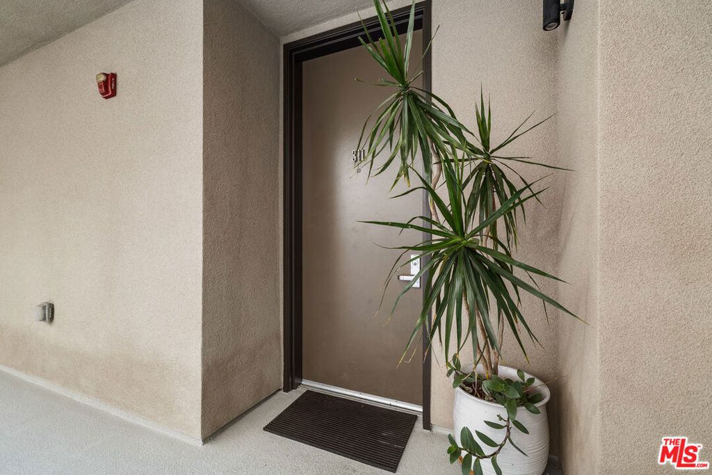 Image 39 of property listing at 6001 Carlton Way 311, Los Angeles, CA 90028