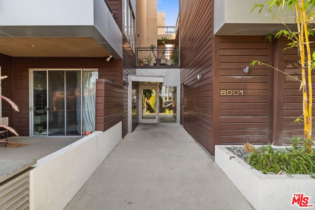 Image 41 of property listing at 6001 Carlton Way 311, Los Angeles, CA 90028