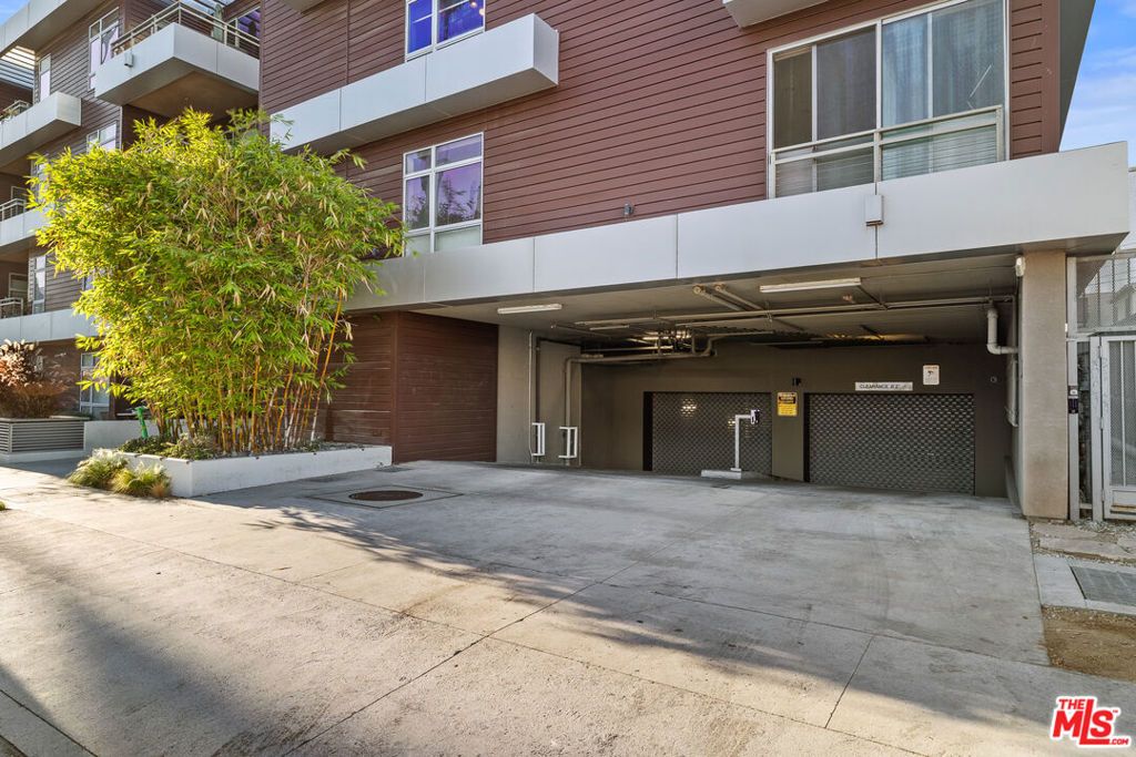 Image 43 of property listing at 6001 Carlton Way 311, Los Angeles, CA 90028