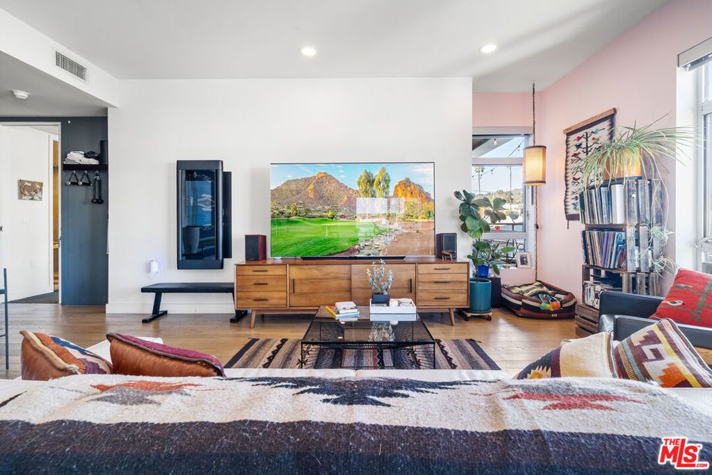 Image 5 of property listing at 6001 Carlton Way 311, Los Angeles, CA 90028