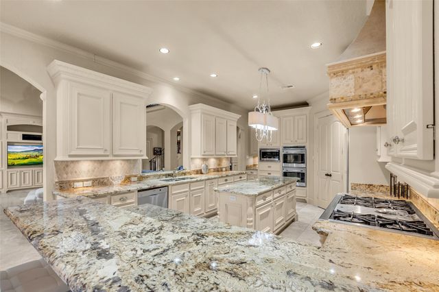 75 S Player Crest Circle, The Woodlands, TX 77382