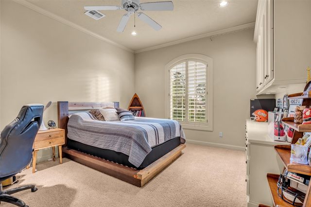 75 S Player Crest Circle, The Woodlands, TX 77382