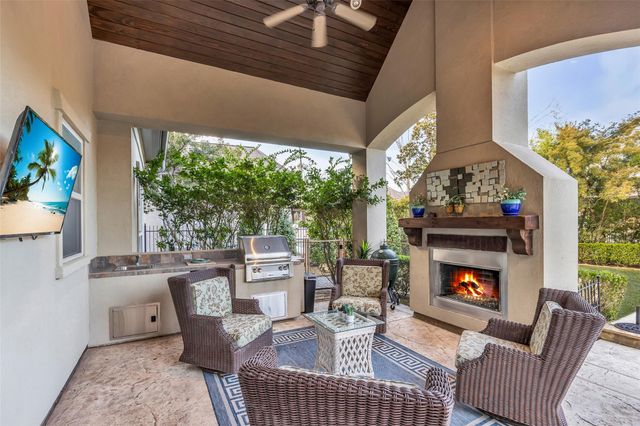 75 S Player Crest Circle, The Woodlands, TX 77382