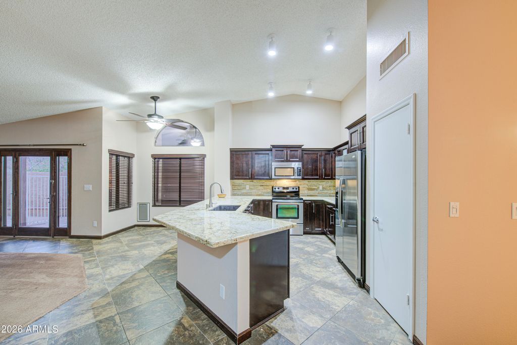 Image 10 of property listing at 14844 S 27TH Way, Phoenix, AZ 85048