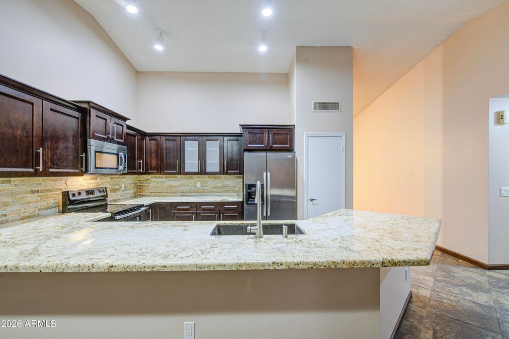 Image 11 of property listing at 14844 S 27TH Way, Phoenix, AZ 85048