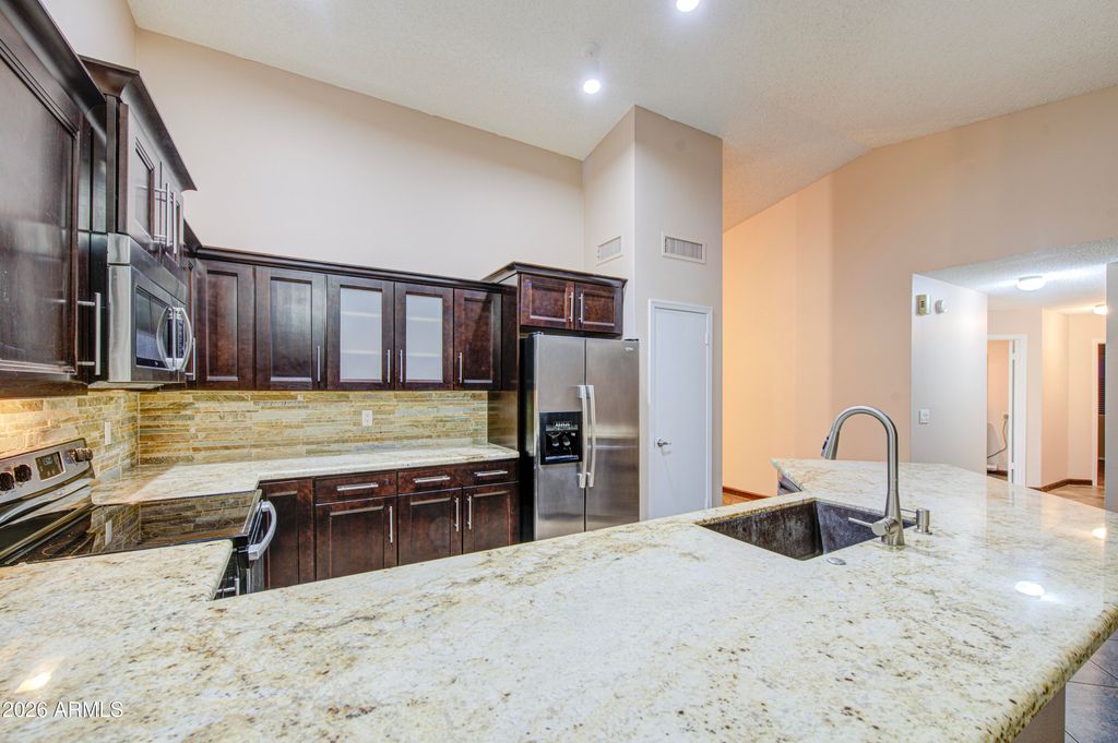Image 12 of property listing at 14844 S 27TH Way, Phoenix, AZ 85048