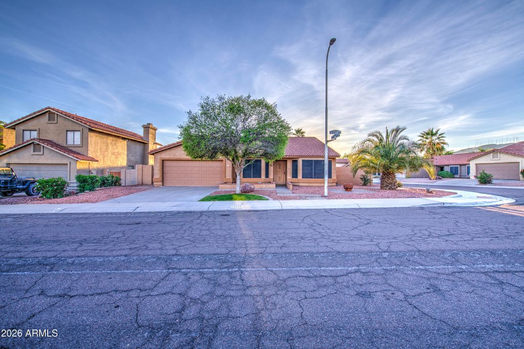 Image 4 of property listing at 14844 S 27TH Way, Phoenix, AZ 85048