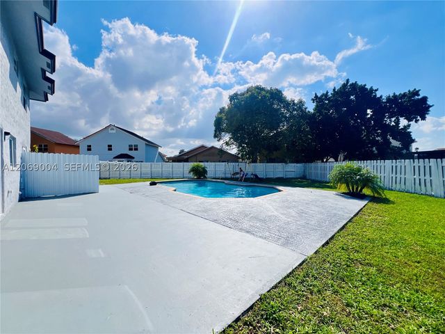 750 SW 98th Ave, Pembroke Pines, FL 33025