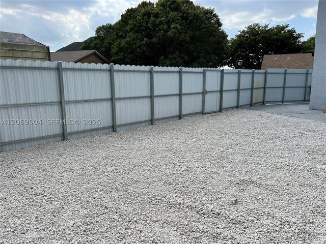 750 SW 98th Ave, Pembroke Pines, FL 33025