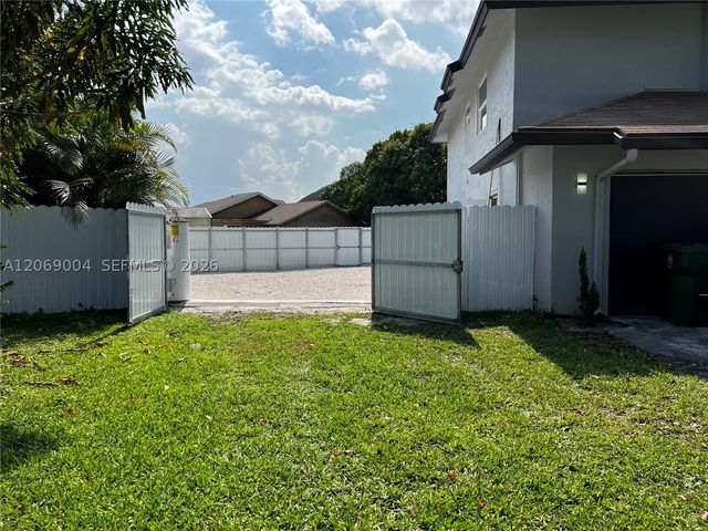 750 SW 98th Ave, Pembroke Pines, FL 33025