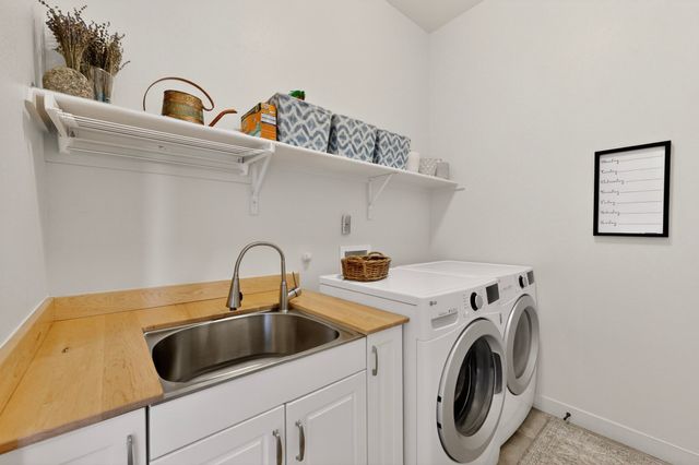 35 Via Tessera, Santa Fe, NM 87507