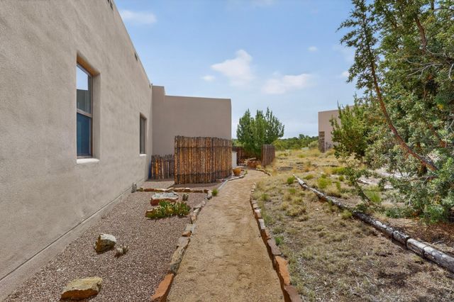 35 Via Tessera, Santa Fe, NM 87507