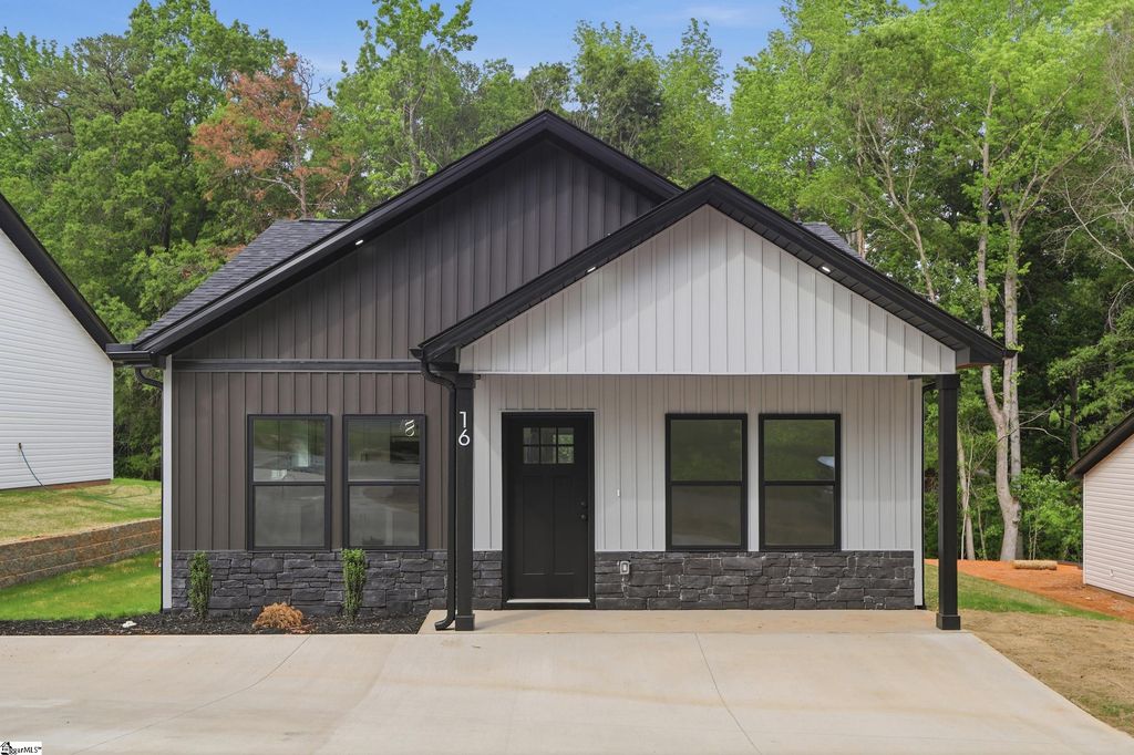 16 Poplar Street, Woodruff, SC 29388