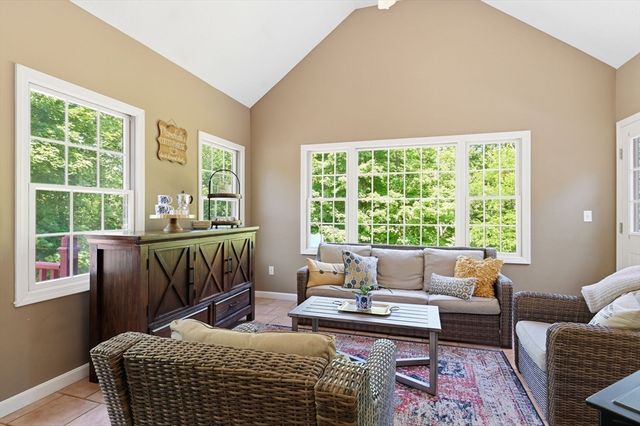 2 Highview Cir, Wilbraham, MA 01095