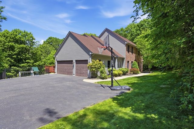 2 Highview Cir, Wilbraham, MA 01095