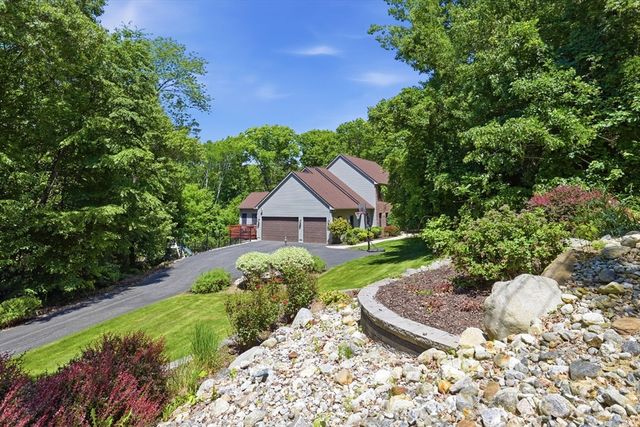 2 Highview Cir, Wilbraham, MA 01095