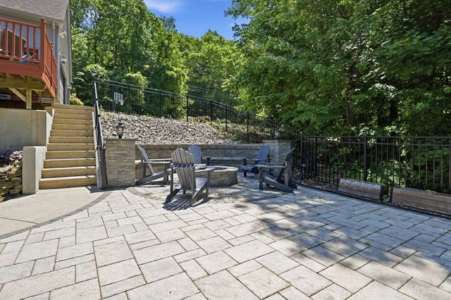 2 Highview Cir, Wilbraham, MA 01095