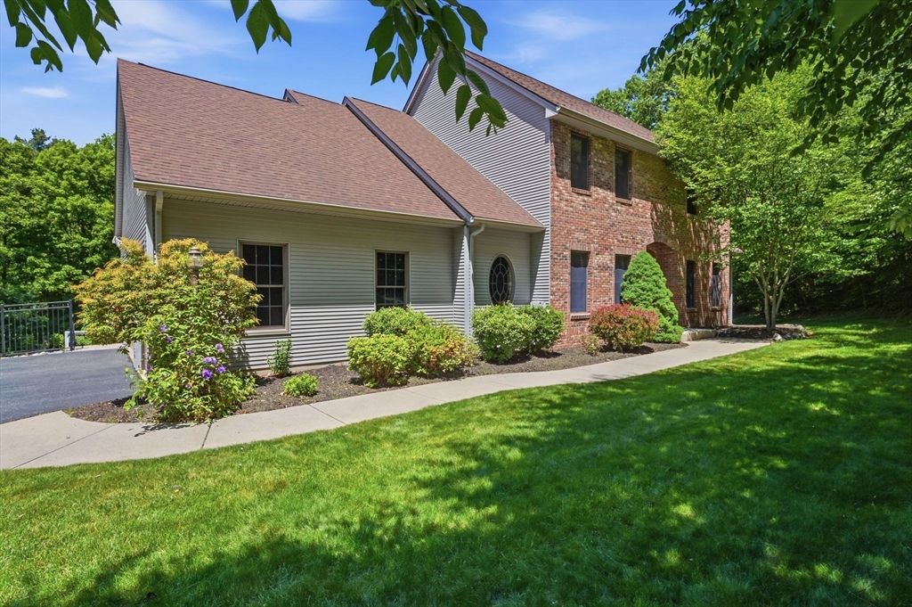 2 Highview Cir, Wilbraham, MA 01095