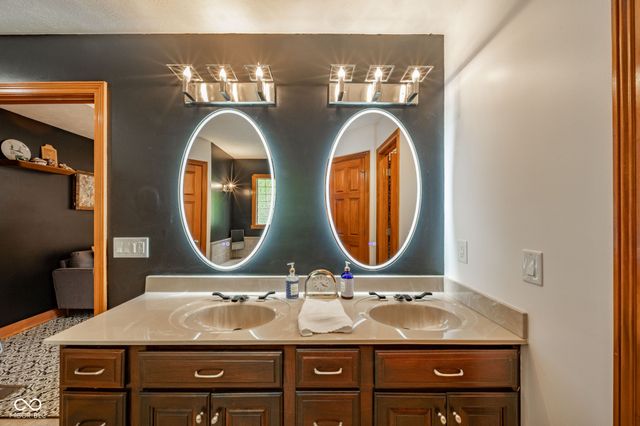 10 Stratford Way, Danville, IN 46122