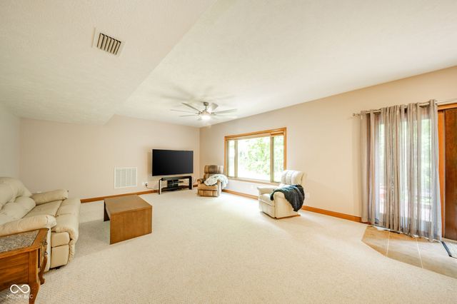 10 Stratford Way, Danville, IN 46122
