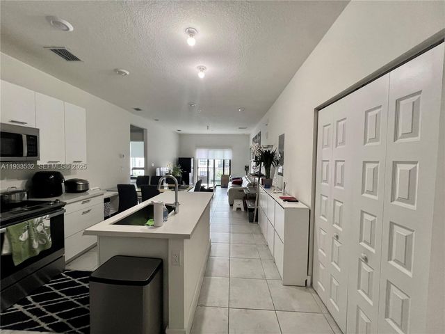 8301 NW 41st St B-405, Doral, FL 33166