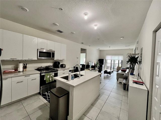 8301 NW 41st St B-405, Doral, FL 33166